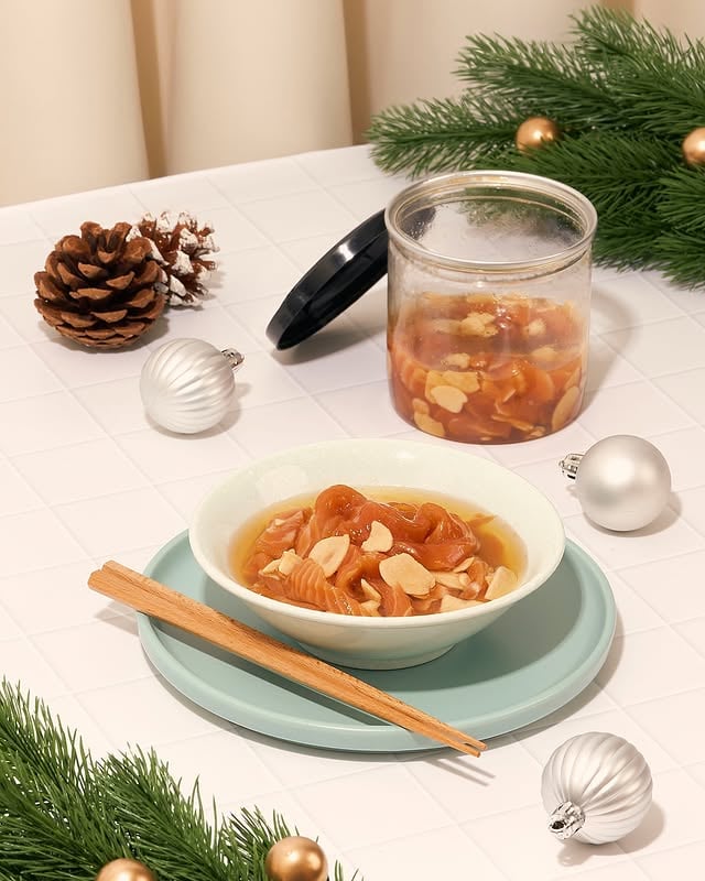This Christmas season, we have dropped a Special Garlic Truffle Salmon Slices for all of you to enjoy 🎄✨ Experience the ultimate indulgence with premium truffle and our house-made garlic oil, perfectly paired with fresh salmon for a slice of pure luxury by @itsybitsyspicy