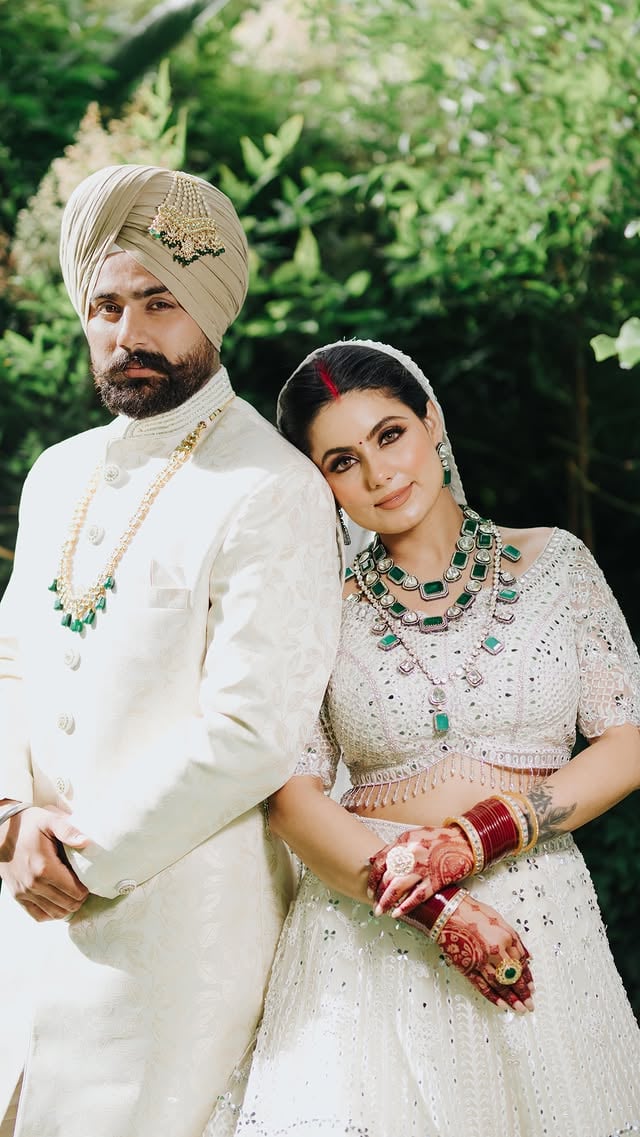 💕Makeup @manpreetkang.hmua Jewellery @designskaur Outfit @hifiboutiquemelbourne Mehndi @heenathehappiness Photographer @karansinghphotographysydney#gurkiratrandhawa #brideandgroom #bridallehenga by @gurkirat_randhawa_05
