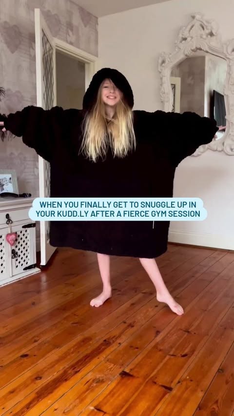 Me 🤝🏻 my kudd.ly 

How cute is @the_hooded_gymnast 😍

#kuddly #hoodieblanket #sherpahoodie #sherpafleece #cosyvibes #gymnastgirl
