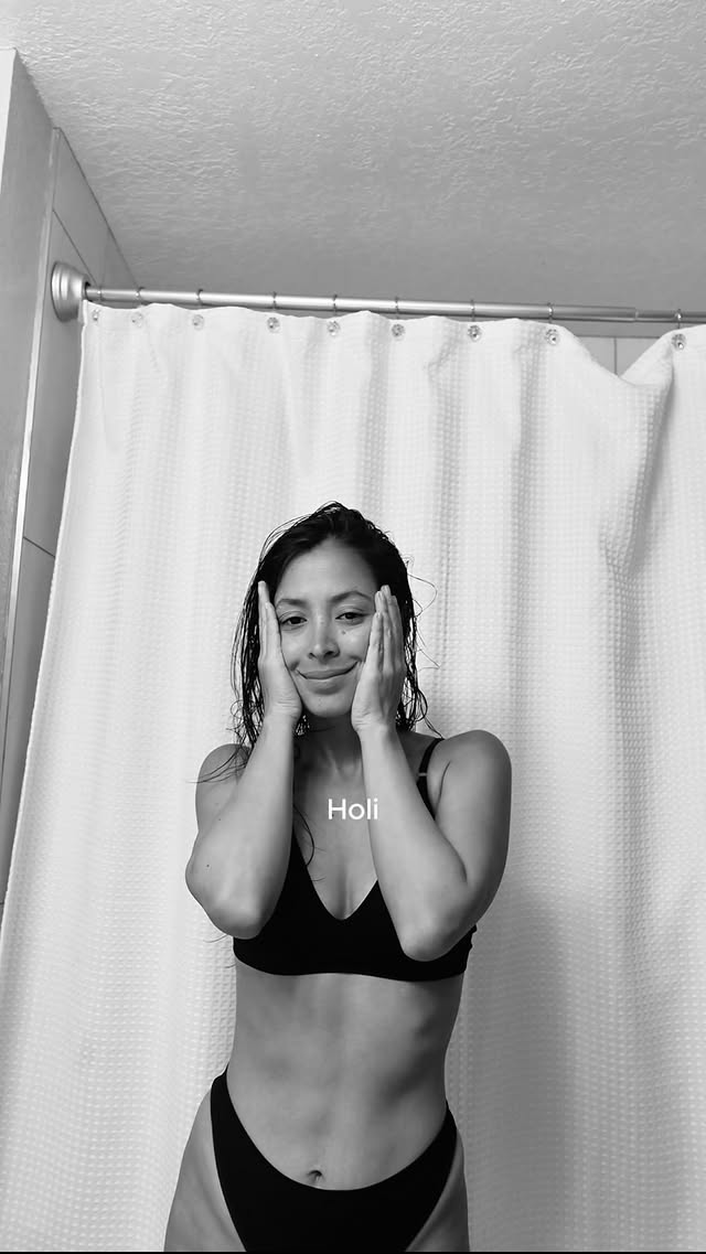 Holi! Mi nombre es Jessica pero me dicen Yeye💃🏻. 📝Escribo mucho y creo que es momento de empezar a compartirlo más🙌🏼. Así que que aquí estoy contándoles un poquito sobre mi, mis pasiones y lo que mueve mi alma❤️‍🔥. Hay algo del video que no sabías? Y que otras cosas les gustaría saber? 👆🏼Un besito en la frente siempre 😙. by @yeyebaila