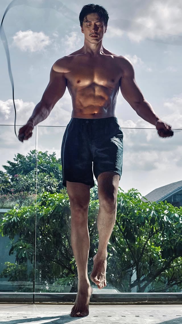 According to scientific research, consistently jumping rope for at least 15 minutes a day can significantly extend our lifespan. The repetitive up-and-down motion not only helps tighten our internal organs—slowing age-related loosening and boosting metabolism—but also burns fat around the organs. Over time, this leads to a healthier, stronger body.