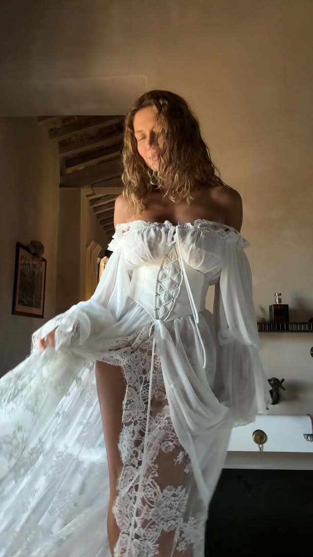 Открываю предзаказ на лучшее платье на свете ❤️@sasha.loochi Для меня в этом платье идеально всё 😭Честно со своим перфекционизмом, еще не была так довольна результатом ни разу, как сейчас 🥹Мечтаю и загадываю чтобы все женщины носили платья и подчеркивали свою красоту ❤️☺️
