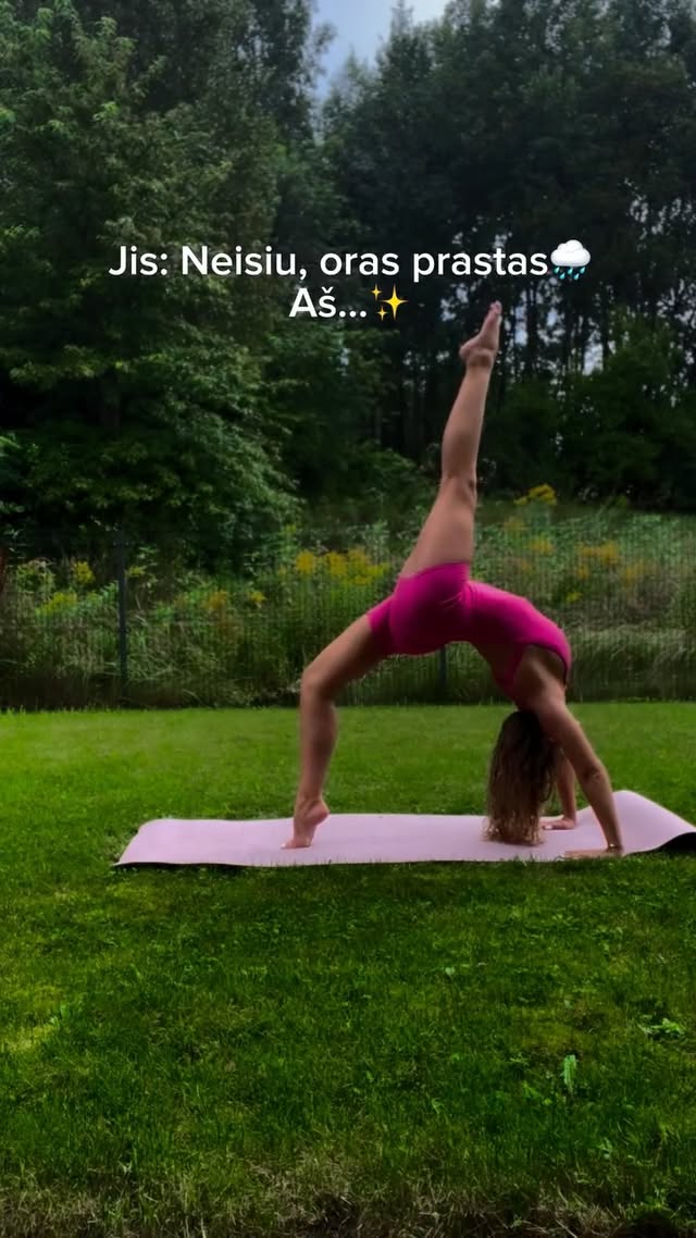 Jis: „Per lietų joga? Rimtai?“Aš: „Taip, būtent per lietų.“ 🌧️🧘‍♀️#mamasita #yoga #lietus #grynasoras #kunas #gamta #miskas #namai #harmonija by @vijole_vijole