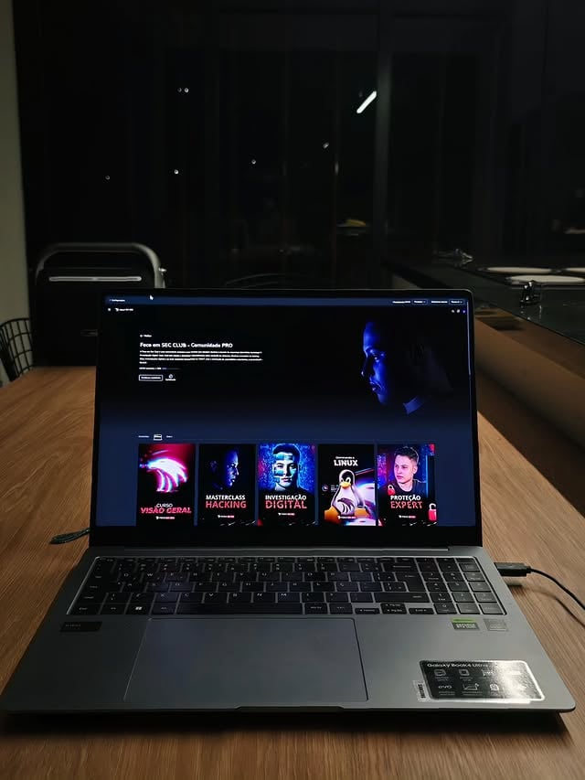 Neste último ano, me dediquei a trazer conhecimento sólido e prático para a Formação Foco em Sec — algo que eu mesmo senti falta durante minha experiência estudando na faculdade. Hoje, ver milhares de pessoas aprendendo a se defender no digital, evoluindo e se posicionando melhor com um conhecimento transformador, é a maior recompensa. 🔐🚀Parei esses dias para refletir… e percebi que cada testemunho recebido é fruto de trabalho, propósito e da missão de tornar a segurança digital uma tarefa de todos nós.E o que mais me inspira é a diversidade dessa comunidade: amigos delegados, policiais, profissionais da inteligência, doutores, estudantes, usuários comuns e até pessoas que decidiram migrar de outras áreas para a cibersegurança. Cada um trazendo sua visão, sua experiência e sua dedicação para crescer junto.🙏 Obrigado a cada um que faz parte dessa jornada. Seguimos juntos, crescendo e protegendo! 🦅Sempre com FOCO! by @focoemsec