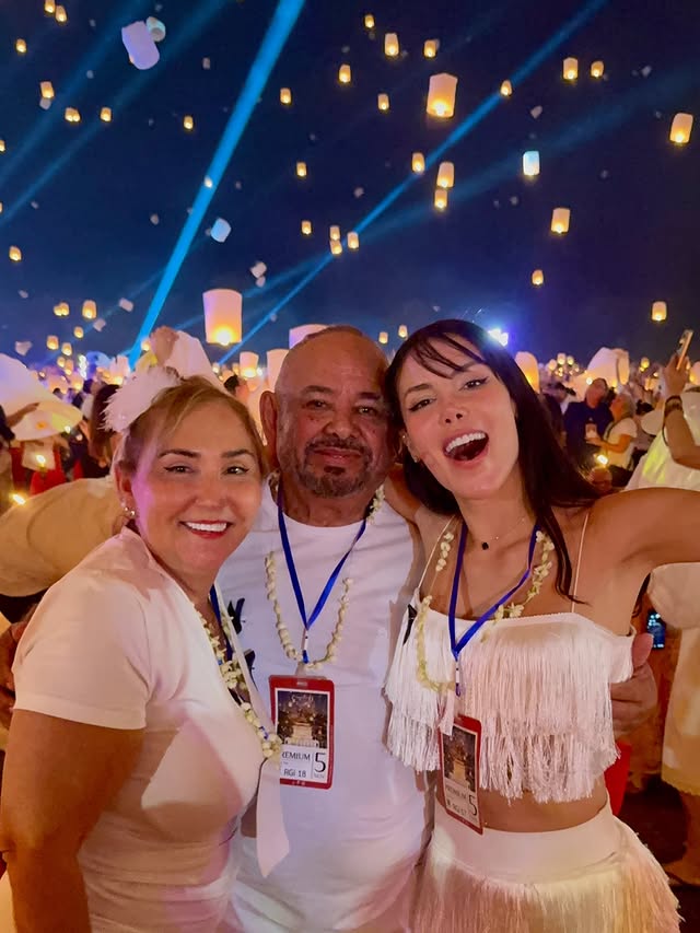 Esse é o famoso Festival das Lanternas, também conhecido como Yi Peng, que acontece uma vez por ano aqui na Tailândia, em Chiang Mai.Milhares de pessoas se reúnem para soltar lanternas de papel no céu, criando uma das cenas mais lindas e emocionantes do mundo.Cada lanterna representa um desejo, um agradecimento, ou a libertação de algo que queremos deixar para trás.Tudo é repleto de energia boa, o céu iluminado, o som das pessoas fazendo pedidos, a atmosfera de paz e esperança.Ver tantas luzes subindo juntas é algo que realmente toca a alma. ✨🏮💫Um momento que acontece só uma vez ao ano e fica guardado pra sempre no coração. ❤️❤️❤️🫰🏻 by @rayanelaura_souza