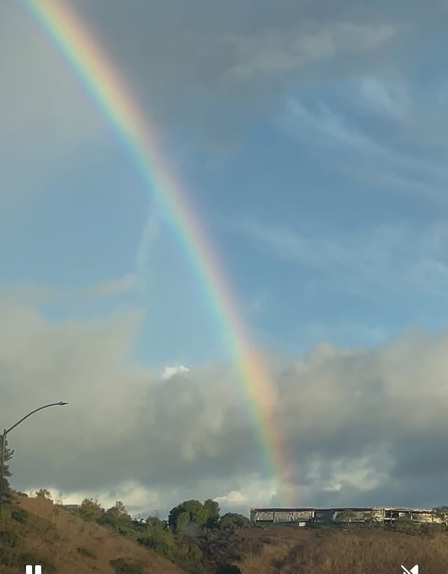 Wish you all a beautiful day!¡Les deseo un hermoso día!.#sunday #rainbow #arcoíris #happiness #love 🌈 by @dradianeperez