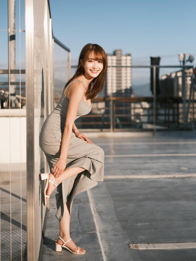這是台中最讚的拍照場景之一：干城停車場無敵的！不管是順光逆光都好拍～上次管理員阿姨巡場看到我們拍照還問我們熱不熱…..冬天就是要來這邊曬太陽啊～XD不過前幾天去看到有工程人員來量測巡場，搞不好又要做工程了？想拍的可能要把握一下囉～阿，忘了說，拍這組照片用的是Fujifilm X-H2+33/1.4，軟片模擬用的是NC by @wingmanchen