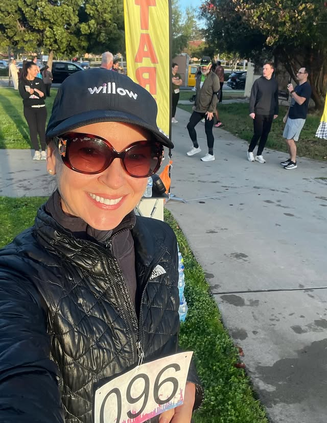 Tres beneficios de salir a caminar o correr por la mañana:1️⃣ Activa tu metabolismo y te ayuda a regular mejor la glucosa durante el día.2️⃣ Reduce el estrés y la ansiedad, gracias a la liberación de endorfinas desde temprano.3️⃣ Mejora tu energía y enfoque, ayudando a que el resto del día fluya mejor.#caminata #carrera #sandiego #nutu by @dradianeperez