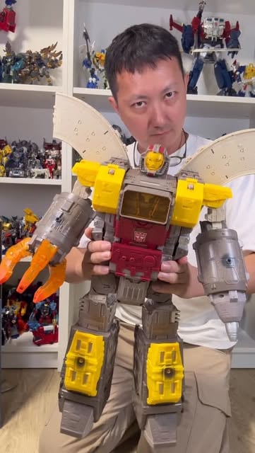 棚スペースなし🍐！how to fill Shelf Space. 
Omega supreme unboxing.

This is reissue of omega supreme 

#Transformers #autobots #titanclass #toyscollection #toycollector #トランスフォーマ#transformerstitansreturn #omegasupreme #transformersg1 #transformersidw #transformersnetflix #instagram #instagood #fyp #viral #foryou #trending #reels #foryoupage #hasbro