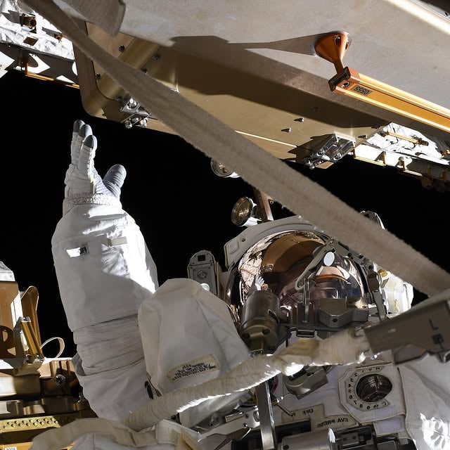 ‪To all those reaching to new heights: yes you can. #AllWomanSpacewalk ‬ by @astro_christina