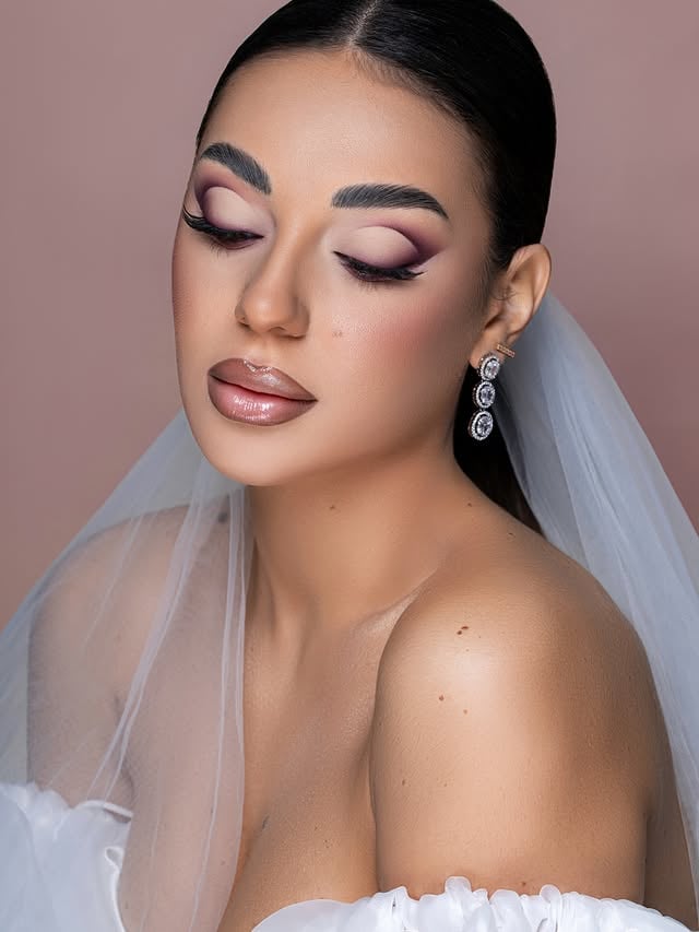 ✨Bridal Make-up✨In questa demo ho realizzato un make-up con la Graphic Pencil Technique: una tecnica che amo per la sua estrema precisione, pulizia e resa impeccabile in foto.Un look essenziale ma d’impatto, dove ogni dettaglio è studiato per valorizzare il volto e lo sguardo senza appesantirlo. Ho abbinato la base waterproof studiata per resistere a emozioni, lacrime e alte temperature.Fatemi sapere cosa ne pensate 🤍 #explore #makeup #truccosposa #fyp #penciltechnique by @elisa_leonardi17