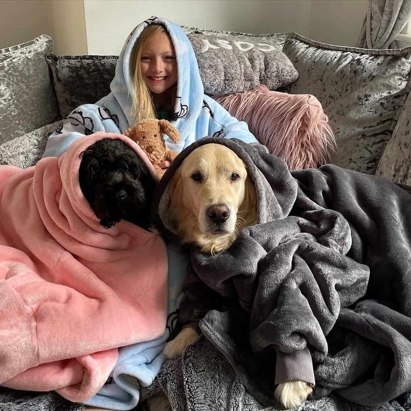 @the_hooded_gymnast and her tribe all snuggled up in our hoodie blankets 💙

#hoodieblanket #hoodedblankets #kuddly #snugglypuppy #puppyaesthetic #cosyvibes #readyforwinter #readyforchristmas #cuddle #puppysnuggles
