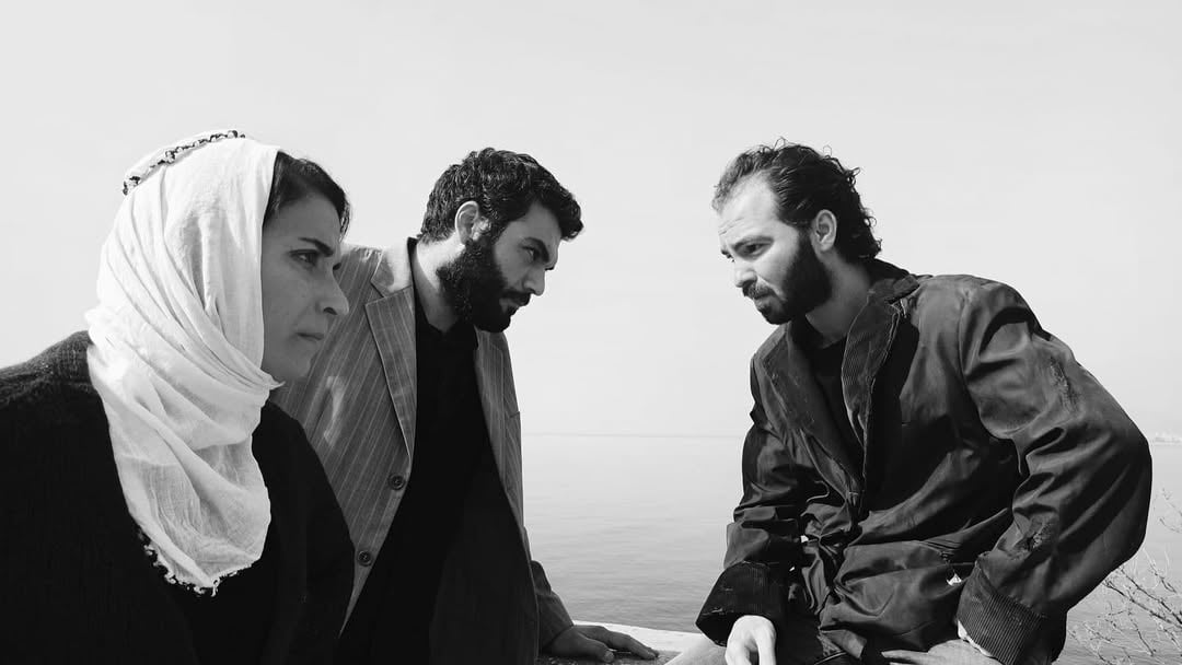 Tam 13 sene önce bugünlerde ilk kez sahneye çıktım. Başta bana tiyatronun ne yaptığını anlamadım. Utangaçlık, çekingenlik, konuşmaktan imtina etmek benim çocukluk ve ilk gençliğim sırasında has özelliklerim arasındaydı. 'Efendilik' konusunda şampiyondum, övgüler alıyordum. Utangaçlık ve sessizlik seviyemi bilmeyenler için inanması zor ama bilen bilir; benim oyuncu olmam çok tuhaf ve şaşırtıcı. İşte yıllar önce sahneye çıktığımda bir şey oldu; dertli olduğu bariz olduğu halde derdini dökemeyen, bir şey diyecek ama diyemiyor denen ben; sahneye çıktığımda başka birinin başka bir derdini anlatırken, başka bir karaktere can verirken, sanki kendi derdimi anlatıyormuş gibi hissettim. Hem de yüzlerce kişiye, bağıra çağıra, herkesin beni dinlediğine eminken, kaçacak hiçbir yerim yokken. Yıllarca başkası olmayı bekliyormuşum meğer. Derdimin çaresi başkasına dertlenmek, başkasının derdini anlatmakmış. Bütün başka'lar beni bekliyormuş ya da aslında bütün başkalar benmişim meğer..Bırakmadım sonra. Bırakamadım. Başka bir meslek, başka bir dünya bana kucak açmış beklerken, tam ona doğru yürüyüp sarılacakken; onu kolları havada bırakıp yönümü değiştirdim. Ne olacağını bilmediğim, başıma ne geleceğini bilmediğim, her seferinde değişen, her seferinde kucak açıp beklemeyi reddeden yere gittim. Ben kucak açıp beklerken bir türlü bana kucak açmayan, ben ona sarıldığım halde onun beni ittiği yere gittim. Tiyatro'yu seçtim. Oyunculuk yapmak istedim. Kimin ben olacağımı bilmediğim, benim kim olacağımı bilmediğim yere gittim. Başka'ların arasında kaybolmaya.. by @adilsahinadil