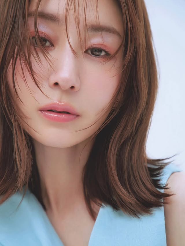 美的.com❤️田中みな実さん「バカにしないで。ツユクサに代わってお仕置きよ。」｜花が言うには。Vol.44【今月の花】ツユクサ／花言葉「敬われない恋」#美的BeautyColumn#田中みな実花が言うには#田中みな実#みなみん#エイミー#田中みな実ファンアカウント#みんなのみな実#美のカリスマ#美の伝道師#minamitanaka#tanakaminami by @tanaka_minami_fan