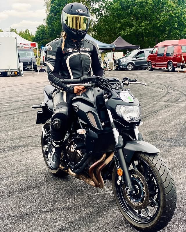 From a couple of weeks ago when i tried roadracing with my yamaha mt-07 🙌🏼🏍 by @angelicaenberg