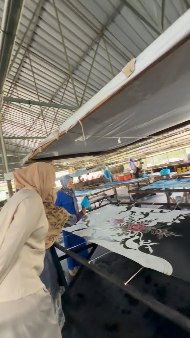 We design new collections thoughtfully, focusing on quality and satisfaction. Crafted from 100 percent cotton for comfort and breathability, offering a cool and effortless wear while staying fashionable. Traditional hand drawn batik, produced using authentic methods from the factory 🌿🩵 by @aidannatasya