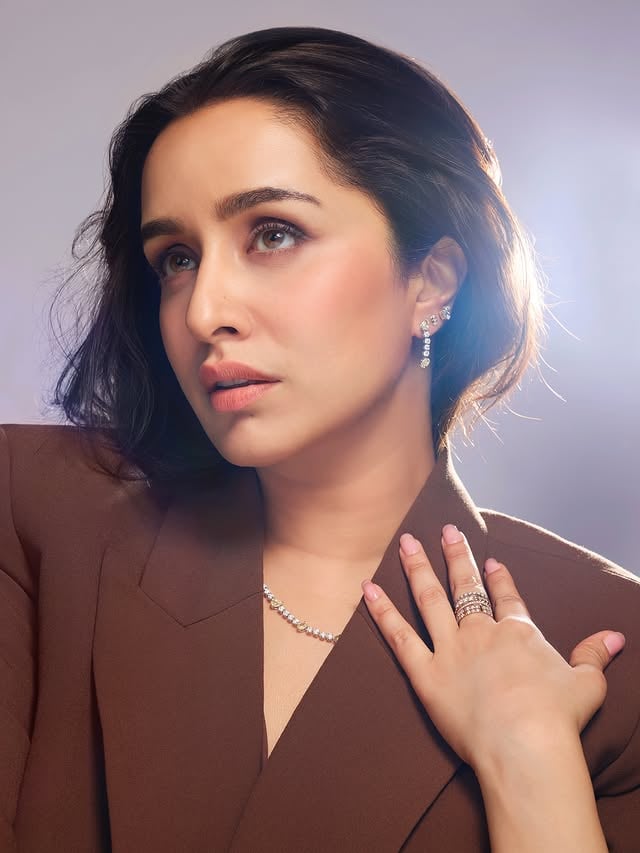 Aisa nai lag raha 3-4 business deals shaam tak lock kar dungi??? 😂 by @shraddhakapoor