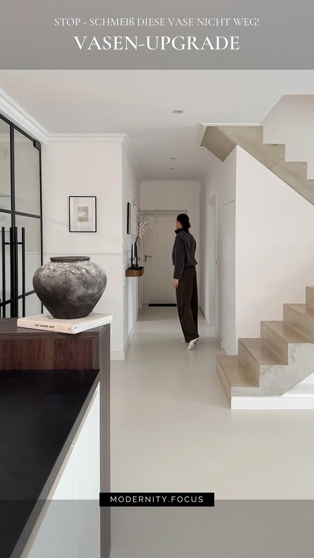 Diese alte Terrakotta-Vase lag zwei Jahre im Schrank –also habe ich ihr ein kleines Upgrade verpasst 🤎.Und das mit einem einfachen Hack: Acrylfarbe, Backpulver und ein Schwamm.Durch das Einarbeiten der Struktur entsteht ein ruhiger, erdiger Look – rustikal, zeitlos und perfekt für Japandi-inspirierte Interiors.Manchmal braucht es keinen Neukauf, sondern nur eine neue Oberfläche.Wie findet ihr das Ergebnis?#upcyclinginterior#japandistyle#interiorinspo#nachhaltigwohnen by @modernity.focus