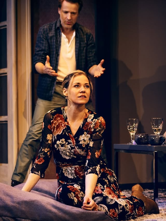 8.2.2026 - Premiere von „2:22 - Eine Geistergeschichte“Aufregende Wochen mit Höhen und Tiefen, mit viel Lachen und auch einigen Tränen liegen hinter mir. Eine Bereicherung mit all diesen Menschen auf und hinter der Bühne arbeiten zu können💚❤️💚. Ich bin so dankbar für diese Möglichkeit! Und mega gespannt wie euch das Stück gefällt. Ihr findet uns bis zum 22.03. in der Komödie am Kurfürstendamm, aktuell im Ernst Reuter Saal in Berlin/ Reinickendorf. Regie: Marcus Ganser 📸: Franziska Strauss@alina_levshin@maxvonpufendorf#stefanrudolfsabrina_kraft@komödieberlin by @jessicaginkel.offiziell