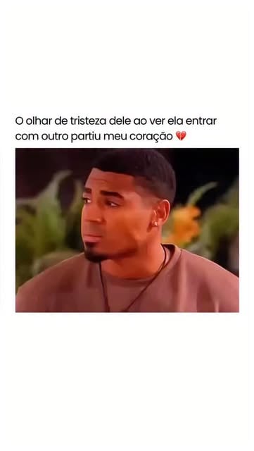 @hugohenriquecantor | O olhar dele disse tudo… 💔

Não foi raiva.
Não foi escândalo.
Foi silêncio.

Aquele tipo de silêncio que pesa mais do que qualquer palavra.

Ele ficou ali, parado, tentando manter a postura. Mas os olhos entregaram. Entregaram a decepção. Entregaram a dor de quem ainda tinha esperança. Entregaram o momento exato em que o coração entende algo que não queria aceitar.

Ver ela entrar com outro não foi só uma cena.
Foi o fim de uma expectativa.
Foi o choque da realidade batendo sem aviso.

Às vezes, o que machuca não é nem a escolha do outro…
É perceber que você ainda escolheria diferente.

E naquele olhar havia isso:
Sentimento que ainda existia.
Orgulho tentando segurar.
E um coração aprendendo, da forma mais difícil, a soltar.

Porque tem dores que não gritam.
Elas apenas aparecem nos olhos…
E partem o nosso junto. 💭

#ilhadoamor #loveisland #hugohenrique #fabricadecortes