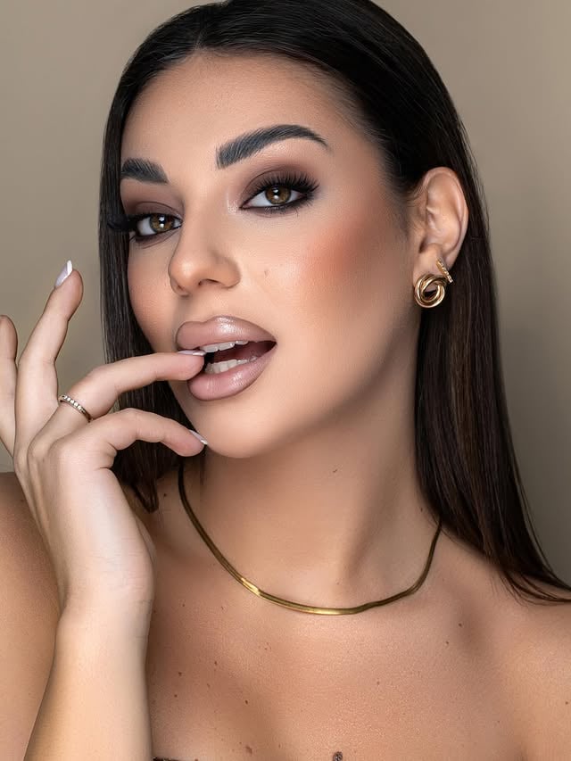 INTENSE NUDE GLAM🍂 Intramontabile smokey eyes realizzato con la palette di @iconbymariloussa Base levigata e setosa con i fondotinta e correttori di @esteelauder Labbra nude glossy per un equilibrio sofisticato. Ho amato risaltare dei lineamenti così perfetti. #makeup #explore #makeupartist #catania #smokeyeyes by @elisa_leonardi17