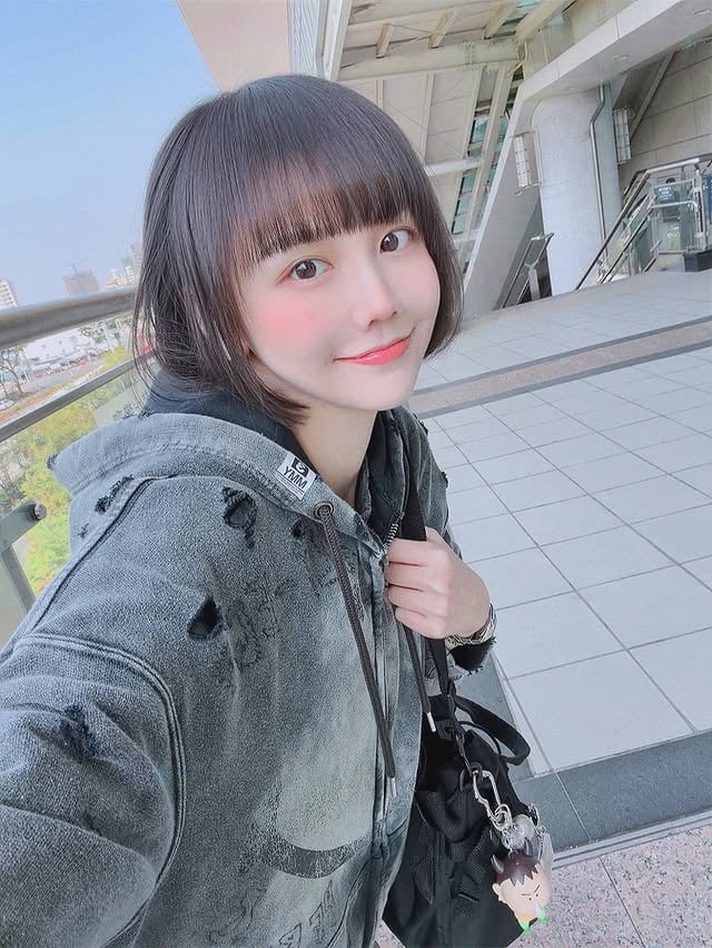 我一個多月沒化妝了🌝-高雄很熱 Novelbright很好聽喜歡的歌都有聽到很滿足喲💗(錄影唯一一首 是🐻大說可以錄的)-「想與你一同找到超越我愛你的話語。」「我尋找到愛的表達方式了，只有我倆才能理解的告白。」🩵