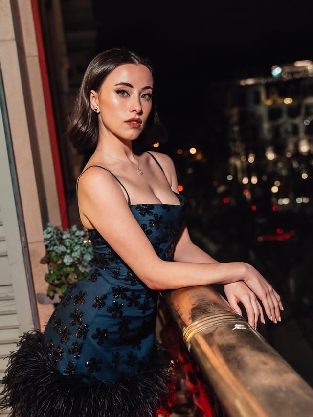Publi. Una noche maravillosa de cine de la mano de @cepa21bodegas y @bulululife mil gracias por contar conmigo 🤍🎬 📸: @weare.canela Vestido: @madridmanso Zapatos: @niphanicollection Joyas: @joseluisjoyerias Clutch: @magritshoes Gracias infinitas a mi equipazo @twic_thewolfiscoming 🤍 by @ane.rot
