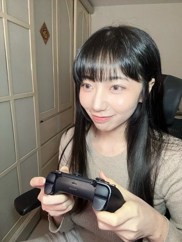 DualSense™無線控制器來嚕 （看我表情(*ﾟ∀ﾟ*)❤️這款手把可以支援電腦玩超多STEAM的遊戲（超過一萬款）也可以透過Type-C來連接電腦也能一邊充一邊玩不用擔心電量問題充飽的手把能支撐你數小時的遊戲時間（但記得給人家充電）而且手把的觸覺回饋非常的多像是在跟道具、環境、武器等互動時你可以感受到動態版肌張力想要一款讓你更能沉浸在遊戲世界裡的手把嗎？趕緊買起來了吧 /OwO/最後最後，記得要下載免費的PlayStation®周邊機器應用程式可直接從電腦取得最新可用的控制器韌體哦！！想要購買的你們可以到以下購買：燦坤 https://reurl.cc/6Ggx3r三井 https://reurl.cc/qpD6Wq順發 https://sf3c.tw/fMA3dAcer Gaming 官網 https://reurl.cc/7E2m1D by @firefly880605