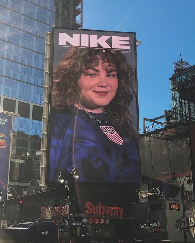 Someone pinch me! That’s me near Penn Station 💫 I remember going to New York and seeing the huge Billboards when I was 8 years old. I never saw a model that looked like me EVER. I’m lucky for the women that paved the way years ago, like @ashleygraham and @tessholliday They proved to me that I could be one of the people on those billboards. Thank you @stettsmgmt for always keeping me booked and busy 🤍Esta Cubana gordita, es modelo para Nike, que logro tan grande. by @wendyfrita