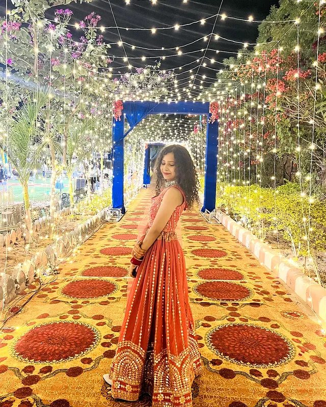 Shaadi season photos dump 🫠🌷💖......#instagood #instafashion #lehenga #lehengacholi #lehengalove #wedding #weddingwear #weddingseason #explorepage #exploremore #lehengas #lehengagoals #travelgram #udaipurwati #flowerstagram #curlyhair #curly #curlygirl #lehengastyle #explore