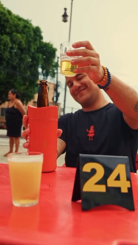 A gente mora na mãe dos deuses: MANAUS!E ela é linda. Tem não só um sotaque, mas muitos — e a gente ama todos.Hoje é até difícil dizer qual dos teus peixes a gente gosta mais. Entre o Kikão e o X-Caboquinho… é dentro os dois!Quando a gente tá lá fora, se gaba do teu sol ser quente. Mas aqui dentro, reclama que só.Quando o perrengue aperta, a gente se estressa, mas sabe que esse perrengue ainda é melhor do que estar longe de ti.A gente não te troca por nada, minha MANA.Não tem casa mais acolhedora que você.Obrigado por me dar vida — porque sem a tua existência, eu também nada seria. VIVA MANAUS! Viva teu povo de outrora e de agora! 💚🧡Trilha: OBA da @orquestradebeiradaoam Créditos da série:Imagens vídeo de aniversário e série: @orafamoreira_ @bruno__mello @macielronan_ @geovanileitte @adrielaleme Roteiros vídeo de aniversário e série: @camillavdiniz @karenmabel e eu Identidade visual: @donorteaonorte @jhota.illustrator#Manaus356Anos #24DeManaus #ParabénsManaus #VivaManaus by @vito