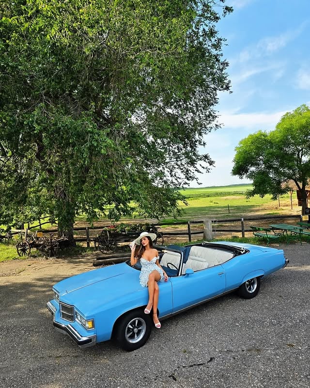 Sigurno jedno od mojih omiljenih fotkanja 🥰Hvala @golden_limo_srb što sam imala priliku da se fotkam sa automobilom u koji sam se zaljubila dok je jošuvek bio u ovoj boji. 🩵#lovelife #photoshoot #blue #photosession #oldtimer #bridgerton #bluecar #enacolic