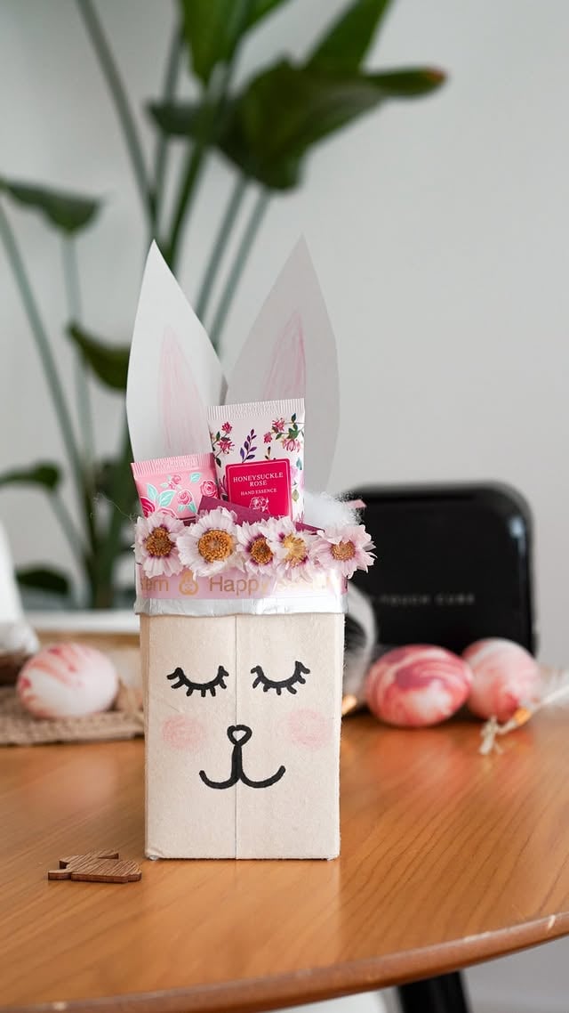 Osternest basteln leicht gemacht 🐰✨ Upcycling DIY mit MilchkartonOstern steht vor der Tür und dieses einfache DIY Osternest in Hasenform ist perfekt, wenn du schnell und nachhaltig etwas Schönes basteln möchtest. Alles, was du brauchst, ist ein alter Milchkarton – daraus zauberst du im Handumdrehen ein süßes Osternest.Das Highlight: Mit dem Brother P-Touch CUBE kannst du dein Osternest ganz individuell gestalten. Über die App erstellst du dein Wunsch-Label – ob Namen, kleine Botschaften oder süße Details – und druckst es in Sekunden direkt auf dein Band. So wird jedes Nest zu einem ganz persönlichen Geschenk.Perfekt für Kinder, Freunde oder die Familie – und eine richtig schöne DIY Geschenkidee zu Ostern.Wie gefällt dir die Idee und für wen würdest du dieses Osternest basteln? 🐣#osternest #diyostern #upcycling by @judithjelena