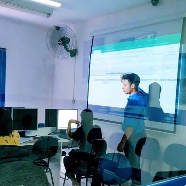 Sempre tive uma paixão por compartilhar conhecimento e mergulhar no universo da tecnologia, investigacão, hacking e segurança. (Na primeira foto inclusive estavamos falando sobre Excel, varios anos atras , foto antiga e rara rs) 👨‍💻Acredito profundamente que ensinar é uma das melhores formas de aprender. Por isso, sempre busquei abordar esses temas de maneira clara e acessível, facilitando o entendimento para todos. 🕵‍♂️Hoje, sinto uma imensa gratidão a Deus e a cada um de vocês que fazem parte dessa jornada. Somos uma comunidade com mais de 740 mil apaixonados por segurança da informação, algo que, pouco mais de um ano atrás, estava restrito às salas de aula. 👨‍🏫 Juntos, conseguimos levar esse tema essencial para diversas pessoas e nichos, ampliando o impacto e a conscientização.Embora o ano esteja chegando ao fim, ele ainda não acabou, e grandes coisas estão por vir.Deus é bom o tempo todo. 🙏Vamos pra cima 🦅 by @focoemsec