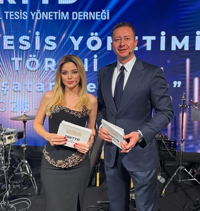 Sahne sevgili meslektaşım @goktugkirca ile bana emanetti. Türkiye Kentsel Tesis Yönetim Derneği 4.Ödül Töreni’nde ödül alan tüm isimleri tebrik ediyor, başarılarının devamını diliyoruz⭐️⭐️⭐️ by @meltembozbeyoglu