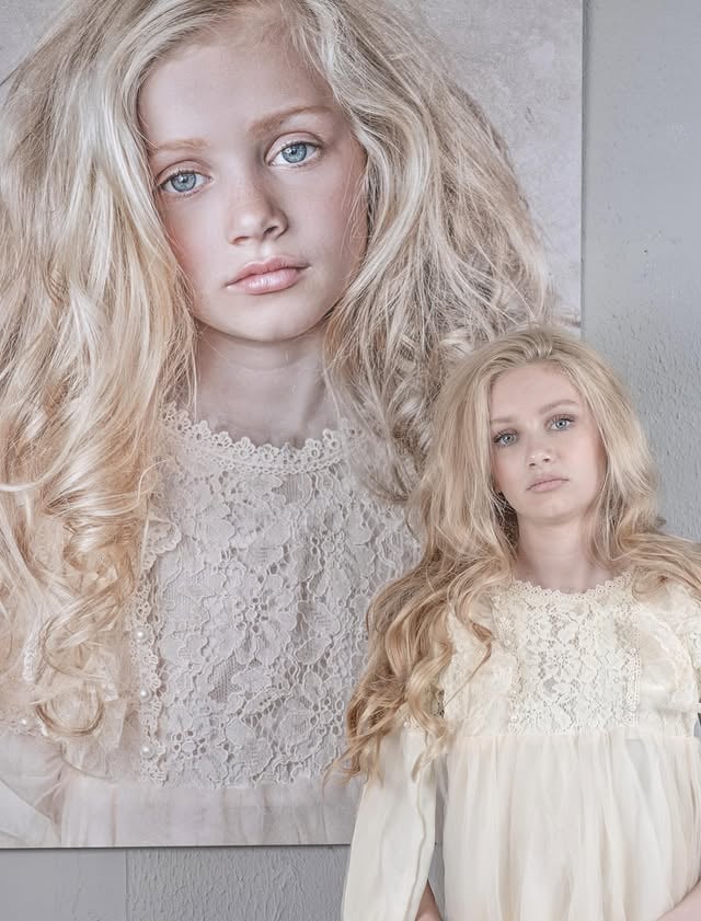 Iedereen die wel eens in mijn studio is geweest, kent het mooie portret van Noëlle. ❤️ @noelle_teenmodel_nl_official Ze hadden het mooie jurkje bij zich van toen en gaven dat aan mij als aandenken aan deze mooie shoot, zo lief! . Spontaan besloten we deze foto nog eens na te maken, nu zeven jaar later. Uiteraard paste het jurkje niet meer, dus we moesten even improviseren maar wat was dit leuk om te doen!! 😍🤩Je bent nog even prachtig Noëlle ❤️