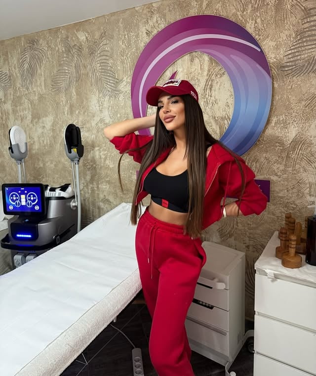 Sve što je potrebno da se spremite za leto ✨Mada sam ja godinama u svako godišnje doba na različitim tretmanima kod moje @dragana.carevic_makeup i preporučujem svaki!Telo zategnuto, koža glatka, bez trunke celulita i ono najlepše- osećaj lakoće i samopouzdanja posle svakog tretmana. Takodje mi je pomoglo i u postoperativnom periodu uz pravilnu limfnu drenažu koja je ubrzala oporavak.Hvala ti što održavaš moju formu @dragana.carevic_makeup ❤️🥰