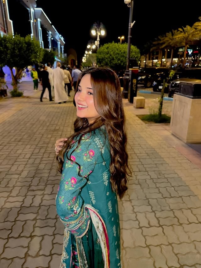Creating my own spotlight everyday 🤍.Wearing: @aghanoorofficial