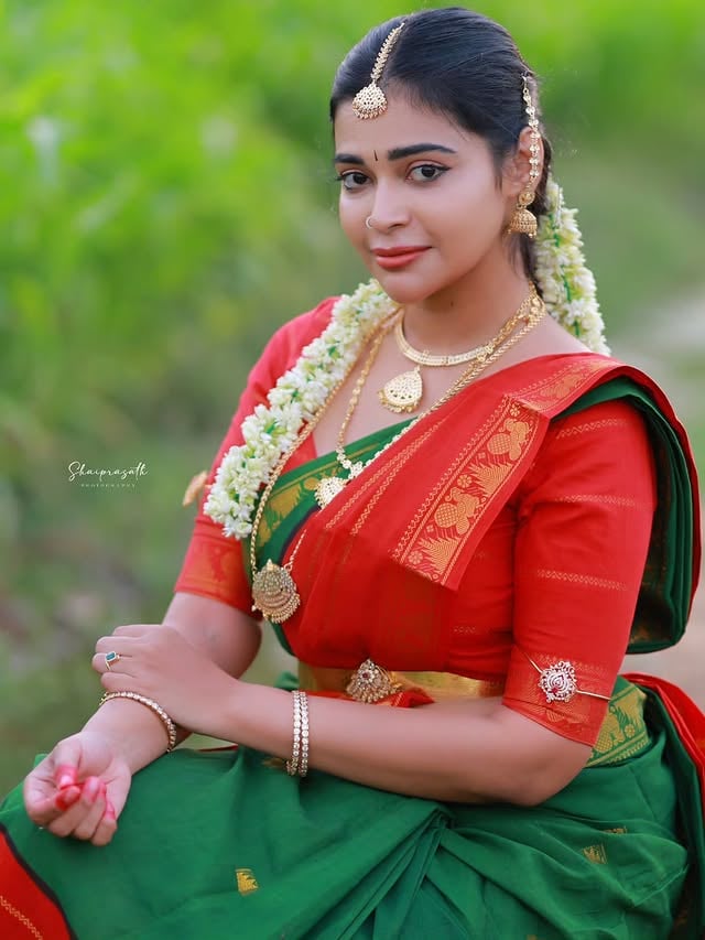 ❤️விரும்பிய யாவும் கிடைக்கப்பெற்று மன நிம்மதியும் சந்தோசமும் உங்கள் வாழ்வில் நிரம்பி வழிய மனமார்ந்த தமிழ் புத்தாண்டு வாழ்த்துக்கள்❤️❤️கனி காணும் இந்த இனிய நாளில், உங்கள் கனவுகள் நனவாக மனமார்ந்த விஷு நல்வாழ்த்துக்கள்❤️Saree & Blouse- @thepallushopHairstylist & Styling- @shades_bymona Pic- @shaiprasath_photography by @dharshagupta