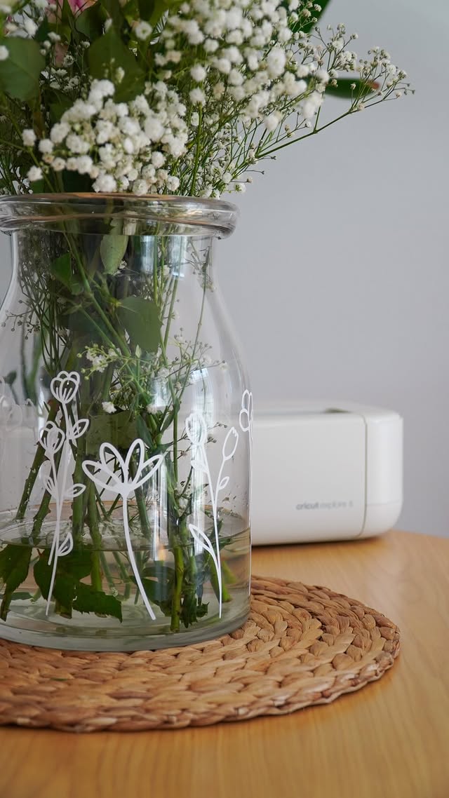 IKEA Hack Vase – einfache DIY Frühlingsdeko mit meinem neuen Cricut Explore 5 🌸Werbung| Ich liebe solche Projekte, die schnell gehen und trotzdem richtig viel hermachen.Aus dieser schlichten IKEA Vase ist mit meiner intelligenten Schneidemaschine, dem Cricut Explore 5, in weniger als 10 Minuten eine wunderschöne, einzigartige Frühlingsvase geworden.Und das Beste: Du brauchst dafür wirklich keine Vorkenntnisse.Im Cricut Design Space wirst du Schritt für Schritt durch alles geführt – du suchst dir einfach dein Design aus, legst das Material ein und der Rest passiert fast von allein.Wenn du Lust hast, das nachzumachen, findest du mein fertiges Design direkt in meinem Profil im Cricut Design Space: Judith Jelena DIY.Alles was du dafür benötigst sind:- Cricut Explore 5- Smart Vinyl in weiß - Transferfolie- IKEA Vase oder was du zuhause hast Ich finde, solche kleinen DIYs machen den Unterschied – und bringen sofort Frühlingsstimmung nach Hause 🌸Was würdest du damit umsetzen?#judithjelena #ikeahack #cricutyourideas by @judithjelena