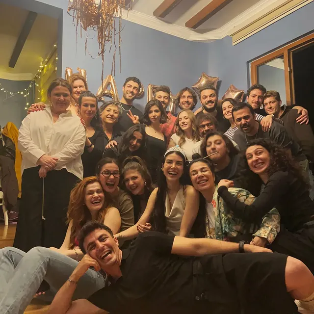 "Görür müyüm acaba?" dediğim yaşlara hazırlıksız yakalandım. Koşu pistinde inatla döngüsel bir yürüyüş yaparken bana yön gösteren, el yapan, gel diyen arkadaşlarıma teşekkür ediyorum. 🌳 by @adilsahinadil