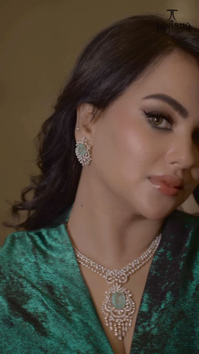 Shine bright like a diamond✨ @tanishqjewellery Jewellery by : @tanishqjewellery Show conceptual and style by : @tanyamakeoveroffical Dress by : @thearab_crab #tanishq #jwellery #diamond #emraldjewellery #fyp by @kazi.samira