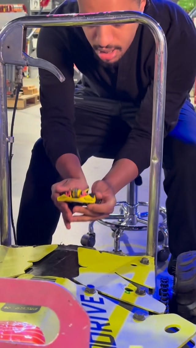 Shoutout to moms for surviving our phases, attitudes, and group chat humor 💐😂 the moms who somehow fixed everything with snacks, side-eyes, and “because I said so” energy ⚡️⚡️Happy Mother’s Day to the real pit crew behind all of us ❤️#battlebots #mothersdaygift #mothersday #vegas #liveshow by @battlebots