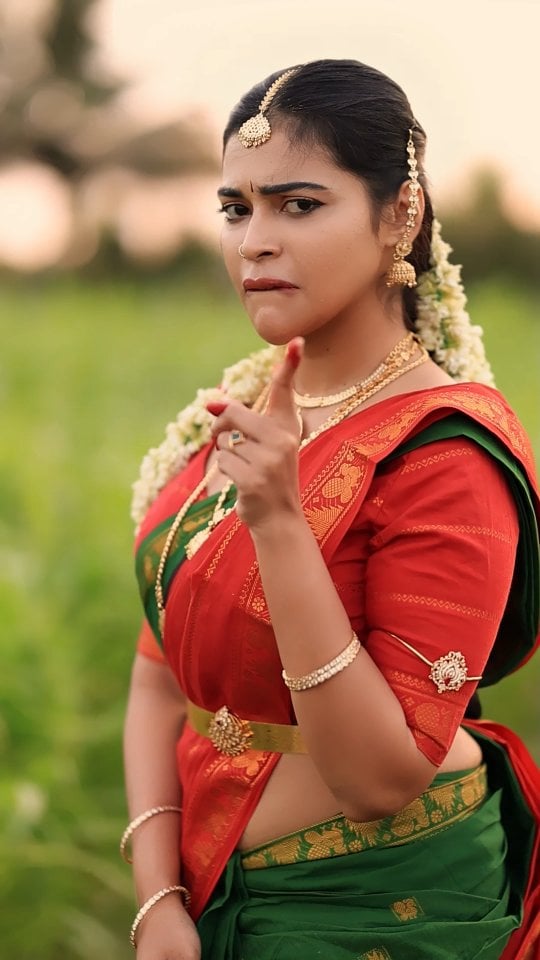 ❤️Happy Weekend❤️Saree & Blouse- @thepallushopHairstylist & Styling- @shades_bymona Vc- @shaiprasath_photography by @dharshagupta