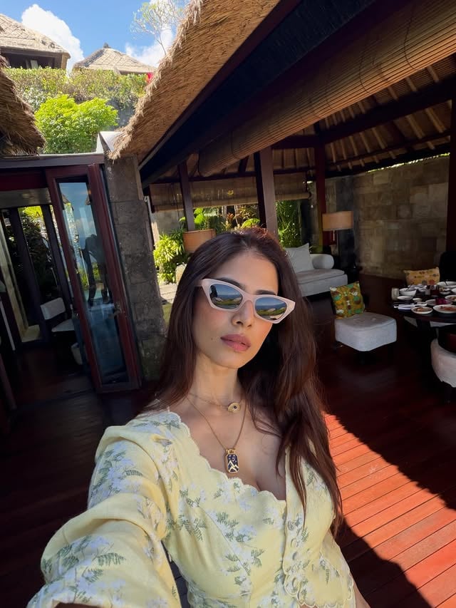 Cliffside seas, long unhurried meals, and a reset that was much needed 🌊🌴✨🌺🌾☀️🍝🐙Thank you for having me @bvlgariresortbali 🩷@luxetrot 🩷P.S The Italian dinners were truly something else and I will be returning for your tiramisu if nothing else 🐼 by @malavikamohanan_