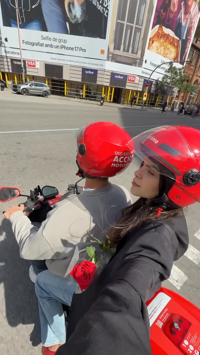 pubIi. Sant Jordi en Barcelona es el mejor día del año🌹📖 Y moverte con @accionamovilidad para no perderte ningún plan… también. by @alexchiner