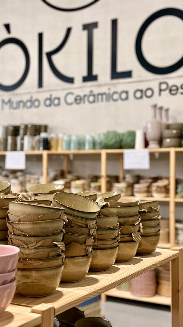 Lissabon Geheimtipp: Ceramic Outlet nur 20 Minuten entfernt 🇵🇹✨Wenn du auf der Suche nach schöner, besonderer Keramik in Lissabon bist, musst du dieses Ceramic Outlet unbedingt besuchen.Die Auswahl ist riesig – von Tassen, Tellern bis hin zu Deko – und das Beste: Vieles gibt es zum Kilopreis oder für wenige Euro. Perfekt, wenn du nach einem besonderen Souvenir aus Portugal suchst.Ich hätte am liebsten alles mitgenommen, aber diese Teetassen und Espressotassen mussten einfach mit.📍 Rua John Stoop 1, 2680 CamarateSpeicher dir das Reel unbedingt für deinen nächsten Lissabon Tripund sag mir: Woran könntest du nicht vorbeigehen?Übrigens: Das Outlet ist pet friendly 🐶#judithjelena #lissabon #portugal by @judithjelena