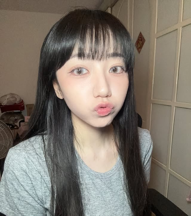 我本人在此發誓未來有好好化妝出門的話都會拍照原因：我剛發現我手機出門的自拍照是去年10月（再上一次自拍照是6、5、3、1）但感覺這發誓最困難的不是化妝是出門🫠 by @firefly880605