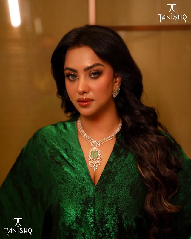 eyes like a diamond 💎 @tanishqjewellery Jewellery by : @tanishqjewellery Show conceptual & style by tanya: @tanyamakeoveroffical Dress by: @thearab_crab #fyp #jewellery #designers #fashiongram #luxurylifestyle by @kazi.samira