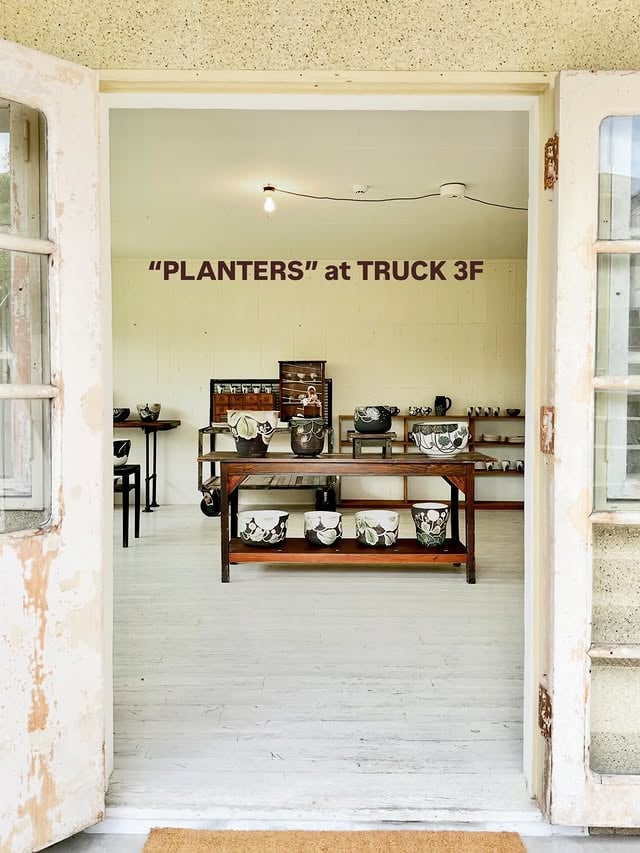 植木鉢展、好評開催中🌿——————————————————————————————大谷桃子 植木鉢展 “PLANTERS” at TRUCK 3F4/25(土)、26(日)、27(月)の3日間開催今回で4回目となる植木鉢展、新緑が美しい時期にTRUCK 3Fにて開催します🌿おおらかな絵柄の大きなサイズの鉢がたくさん並ぶ貴重な機会です。展示会にあわせて器もたくさん並びます。ぜひ！4/25(土)と26(日)11:00-18:30 桃ちゃん在店予定🌿お問い合わせは直接TRUCKまで📞06-6958-7055@h_i_r_i_n_k_o @otnmmk by @h_i_r_i_n_k_o